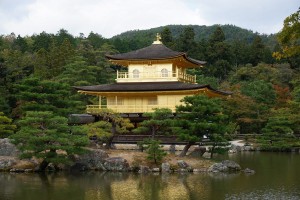 День 4. Экскурсия по Киото: буддийские храмы Kinkaku-ji (Золотой храм), Ryoan-ji (сад камней), Kiyomizu-dera (храм чистой воды), Sanjusangendo (храм тысячи будд). Лицензия CC0 Creative Commons, автор gregstevens